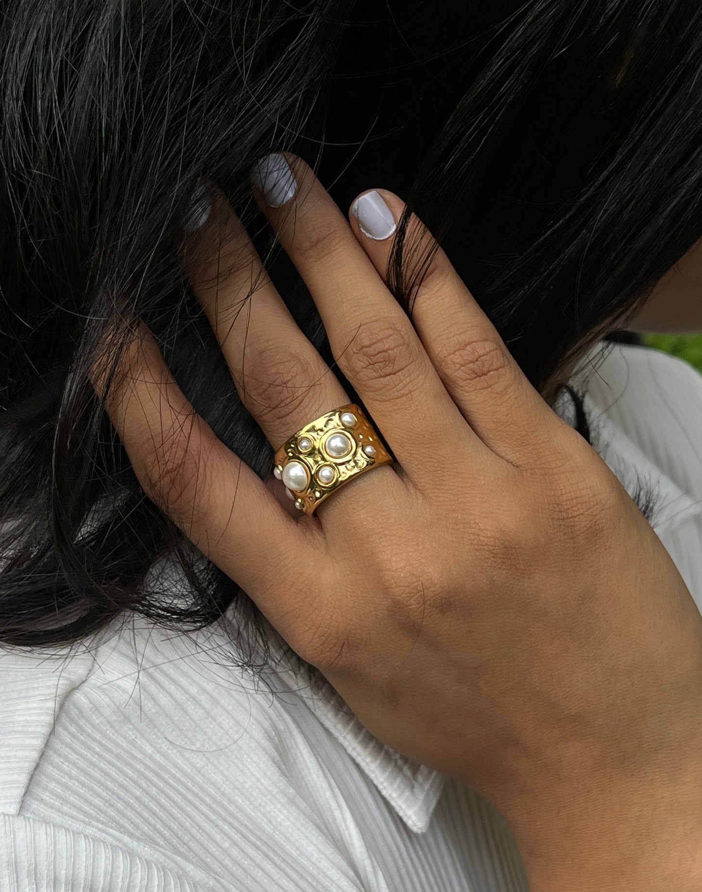 Pearl hammered ring
