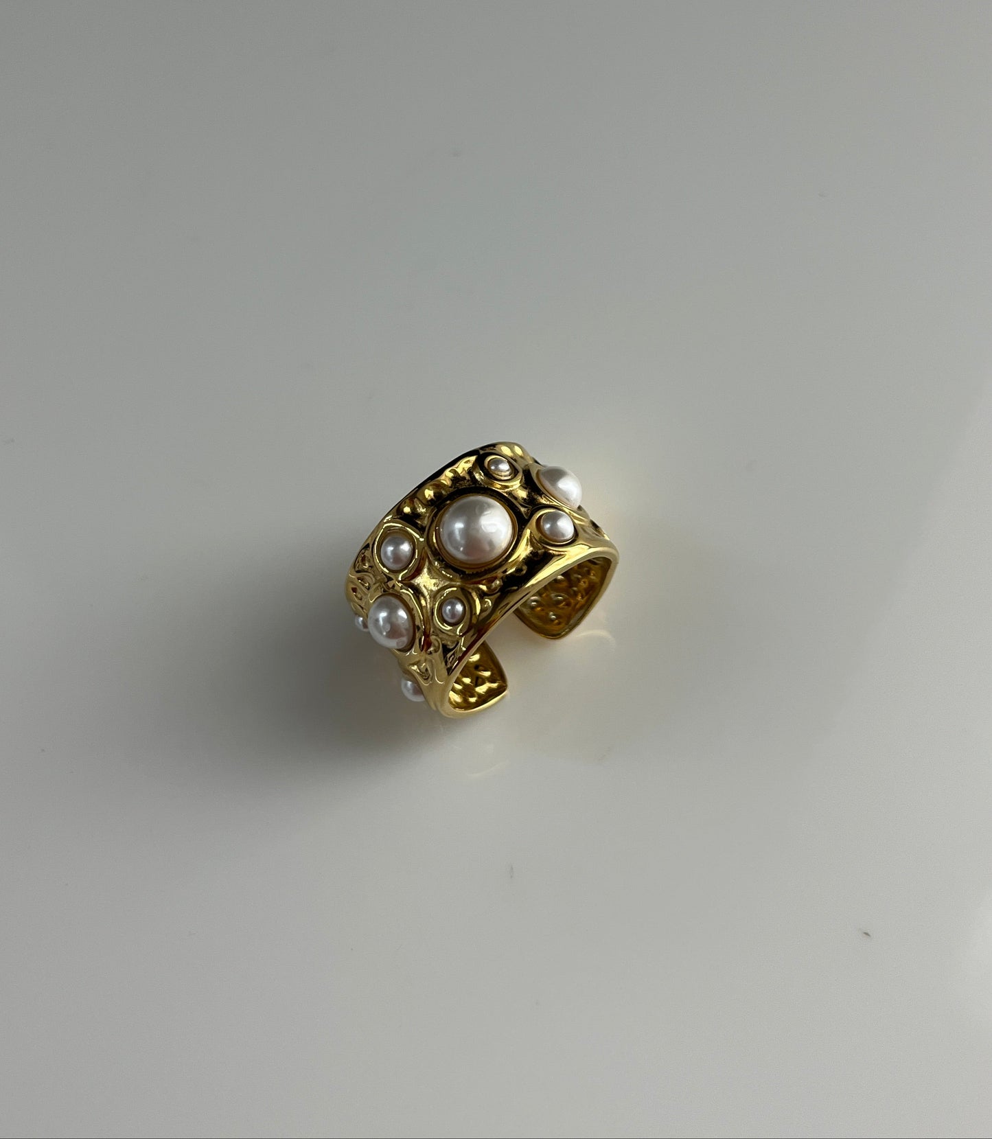 Pearl hammered ring