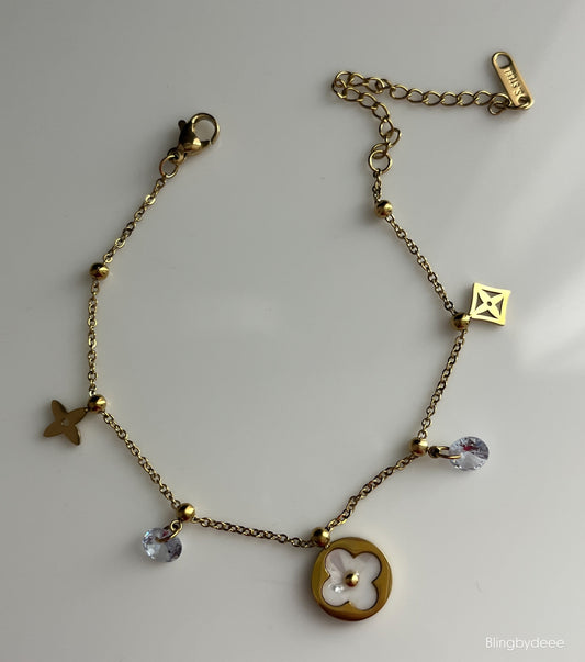 Clover charm bracelet